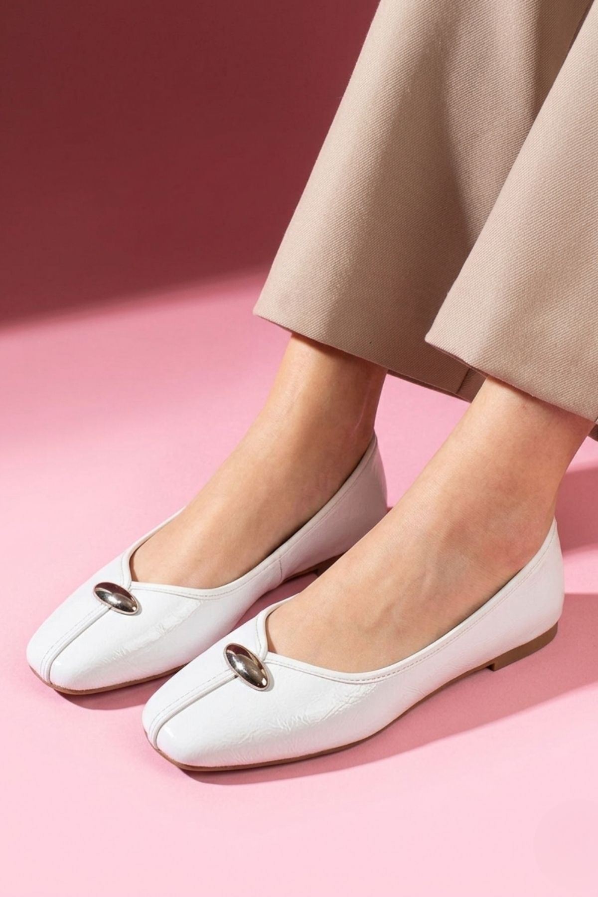 Terni Beyaz Kırışık Rugan Damla Aksesuarlı Babet