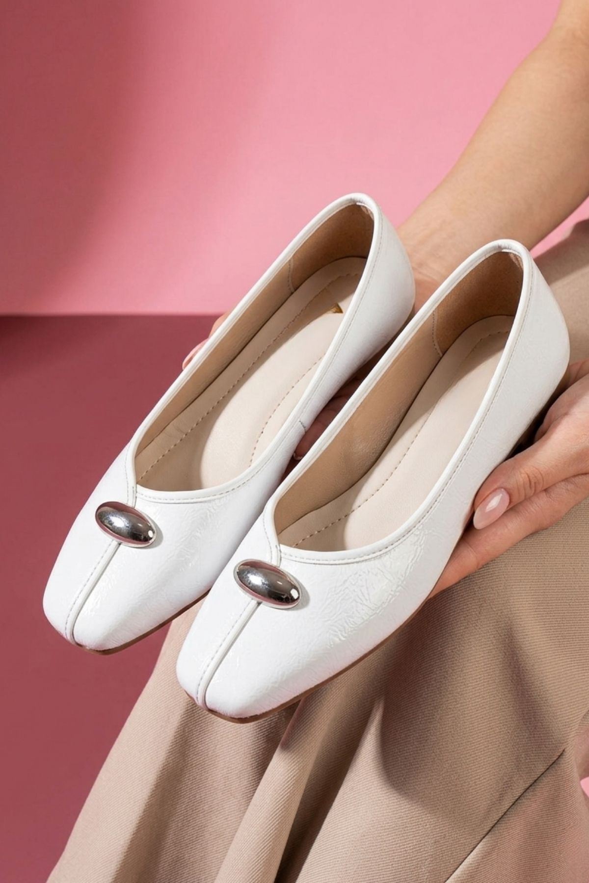 Terni Beyaz Kırışık Rugan Damla Aksesuarlı Babet