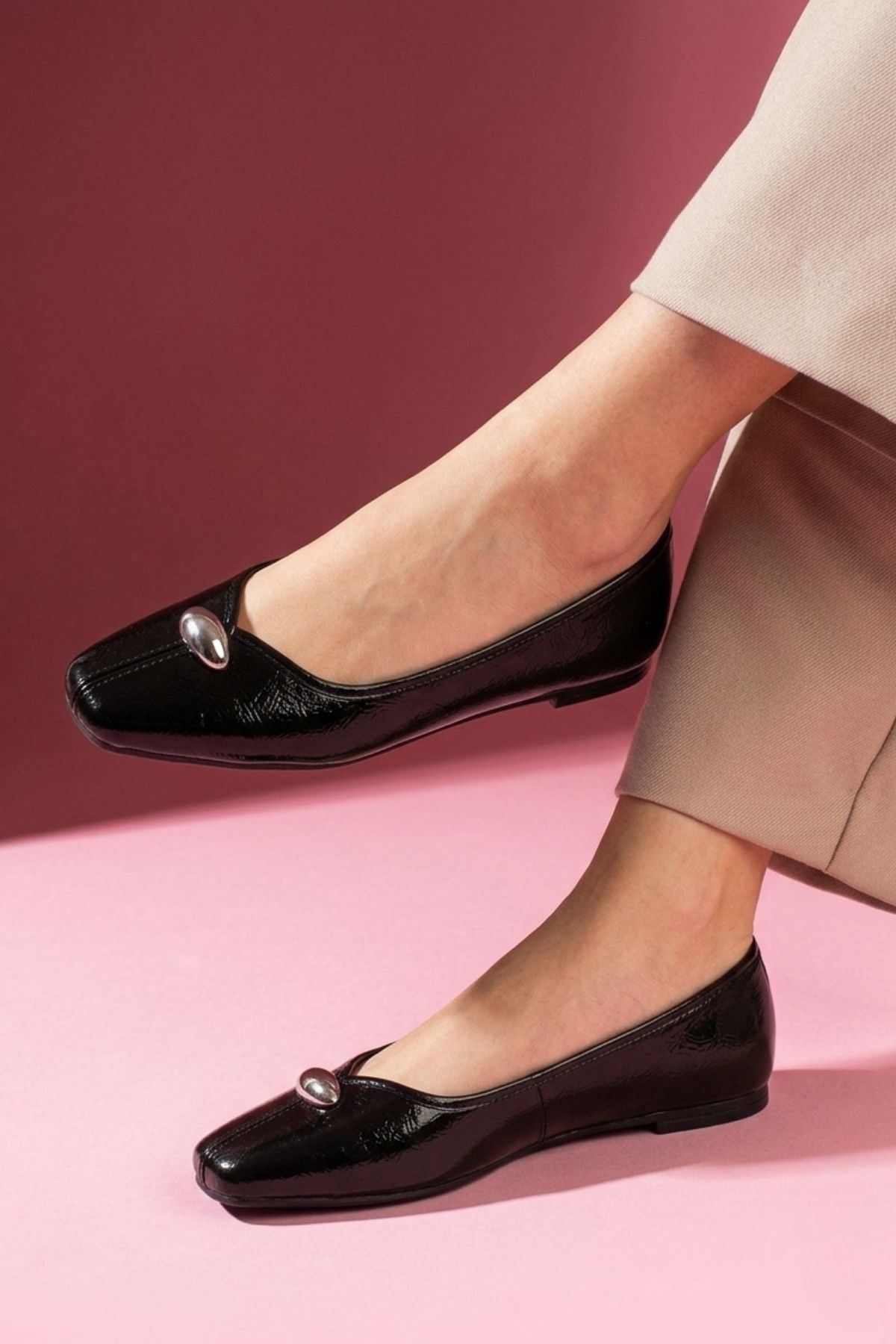 Terni Siyah Kırışık Rugan Damla Aksesuarlı Babet