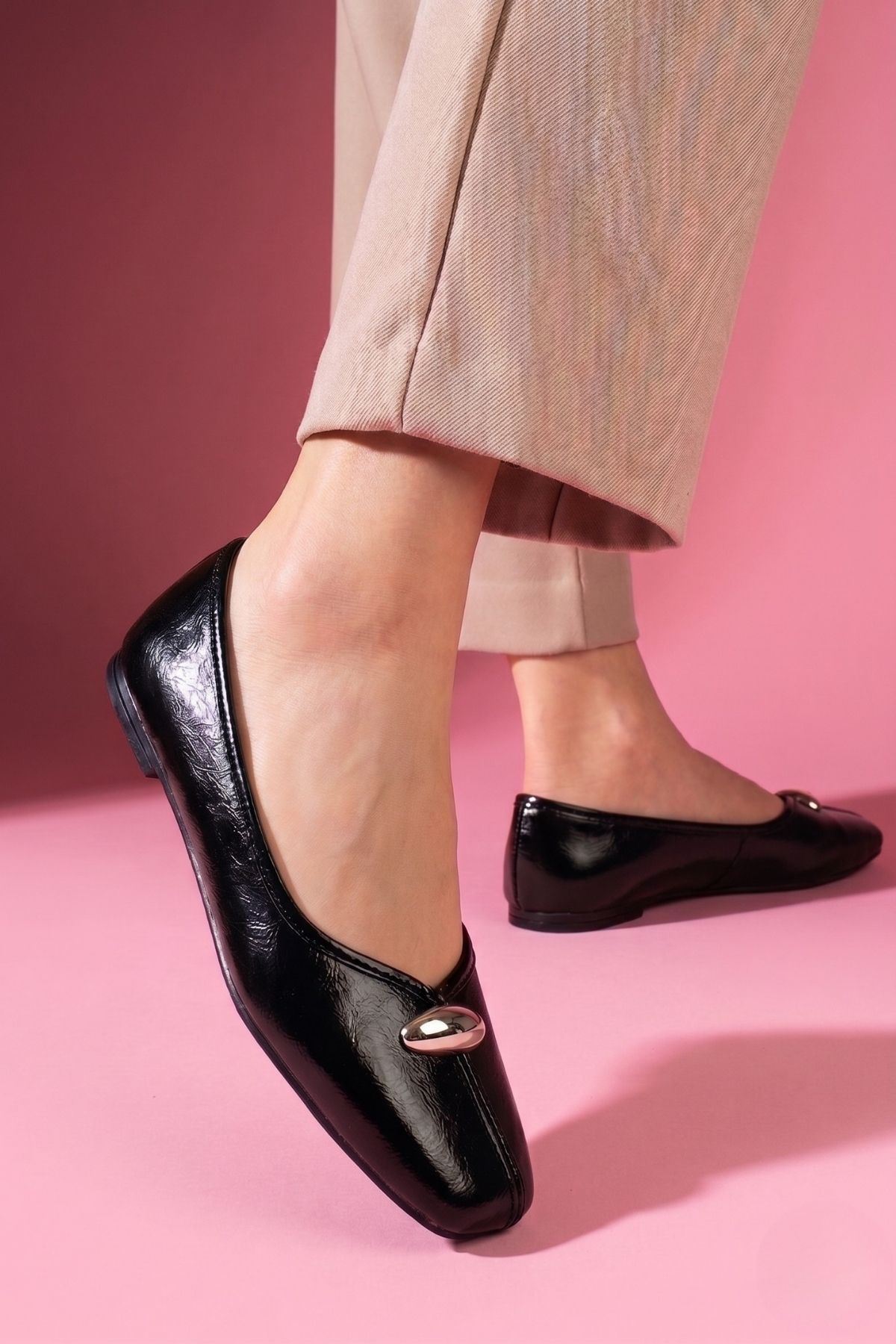 Terni Siyah Kırışık Rugan Damla Aksesuarlı Babet