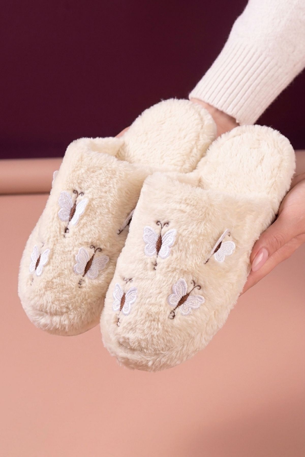 Gofin Beyaz Mini Kelebekler Detaylı  Peluş Ev Terliği Kadın Kışlık Terlik 