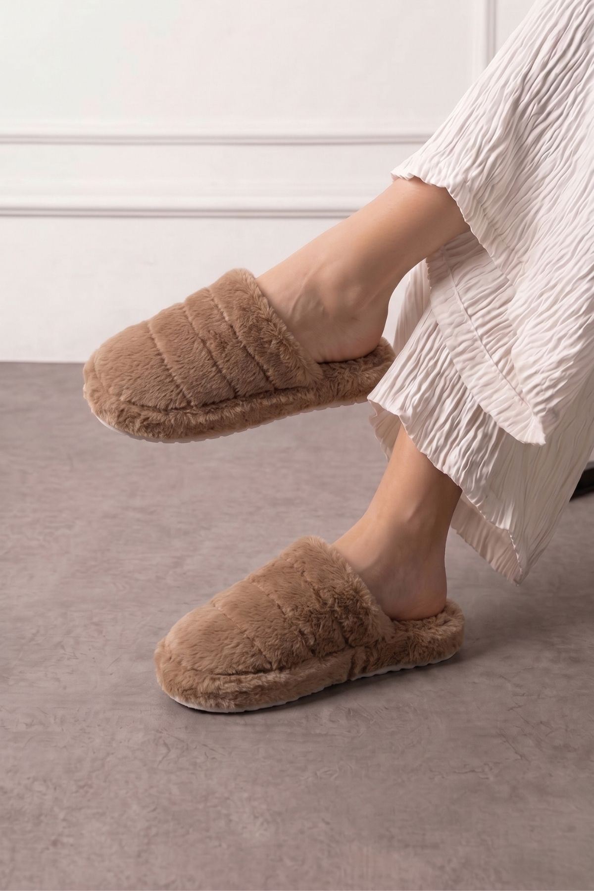 Plampi Vizon Çizgi Detaylı Peluş Kadın Kışlık Ev Terliği