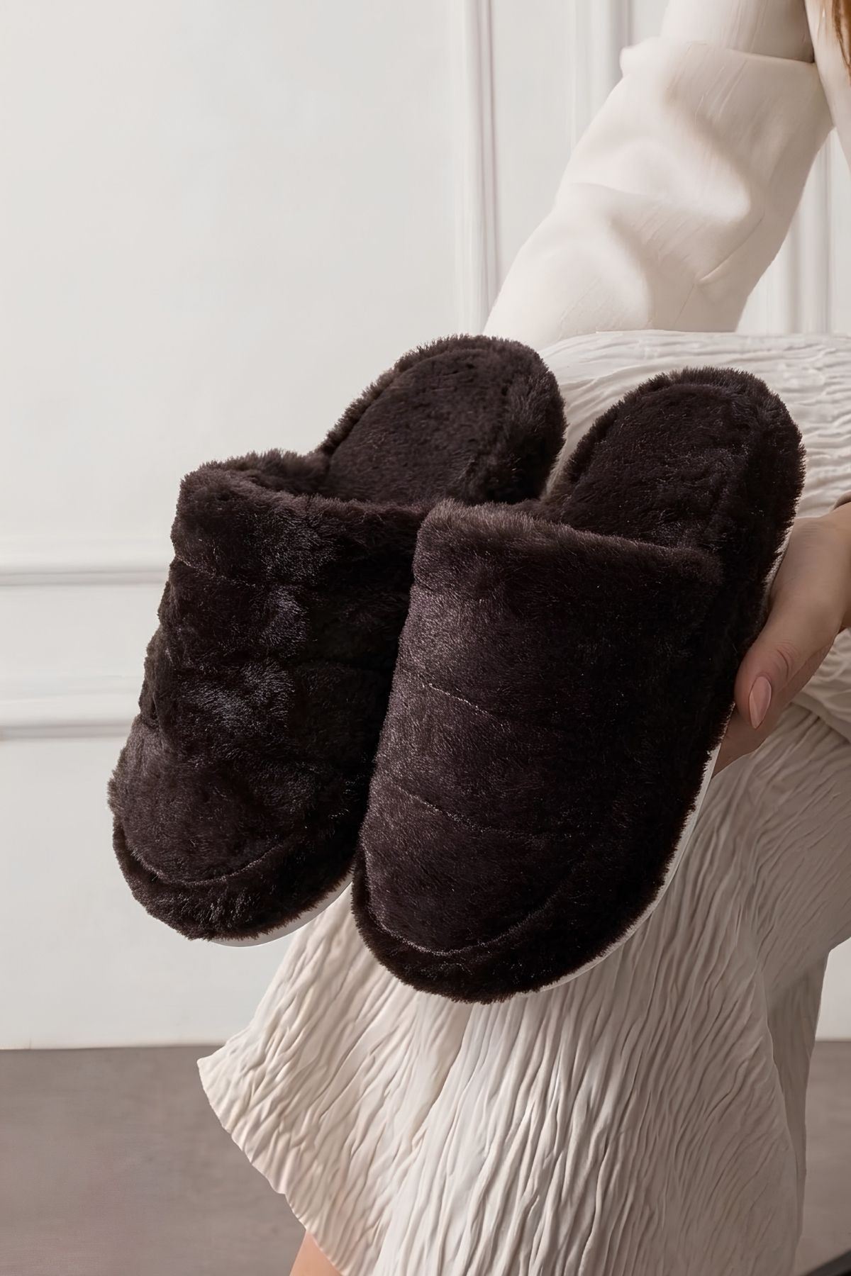 Plampi Kahverengi Çizgi Detaylı Peluş Kadın Kışlık Ev Terliği
