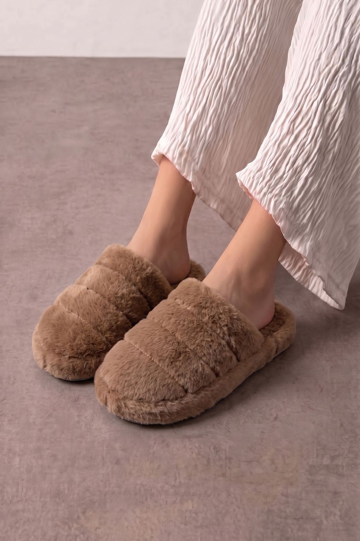 Plampi Vizon Çizgi Detaylı Peluş Kadın Kışlık Ev Terliği