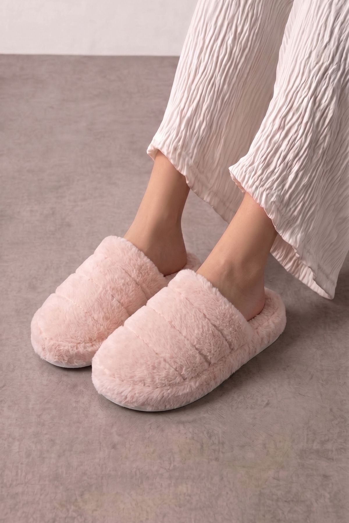 Plampi Pudra Çizgi Detaylı Peluş Kadın Kışlık Ev Terliği