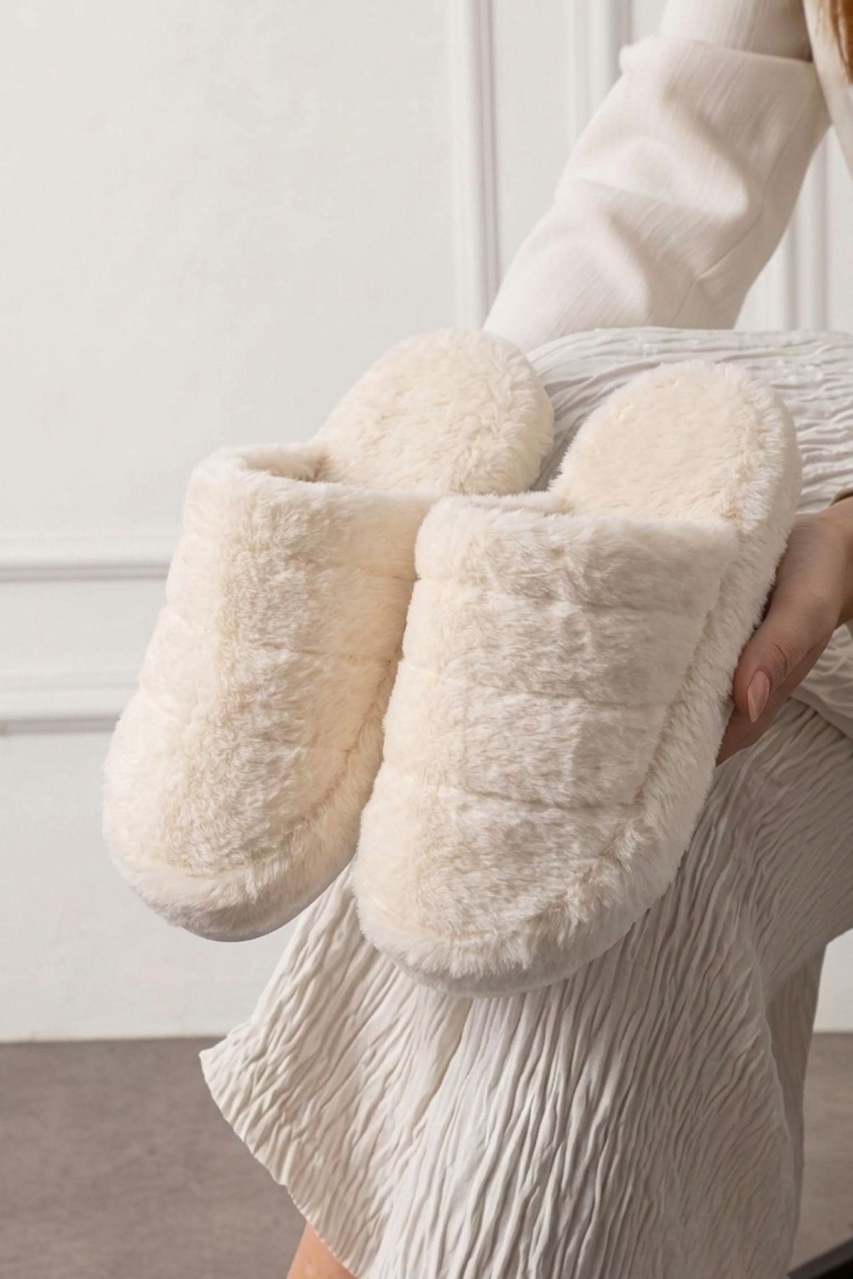 Plampi Beyaz Çizgi Detaylı Peluş Kadın Kışlık Ev Terliği