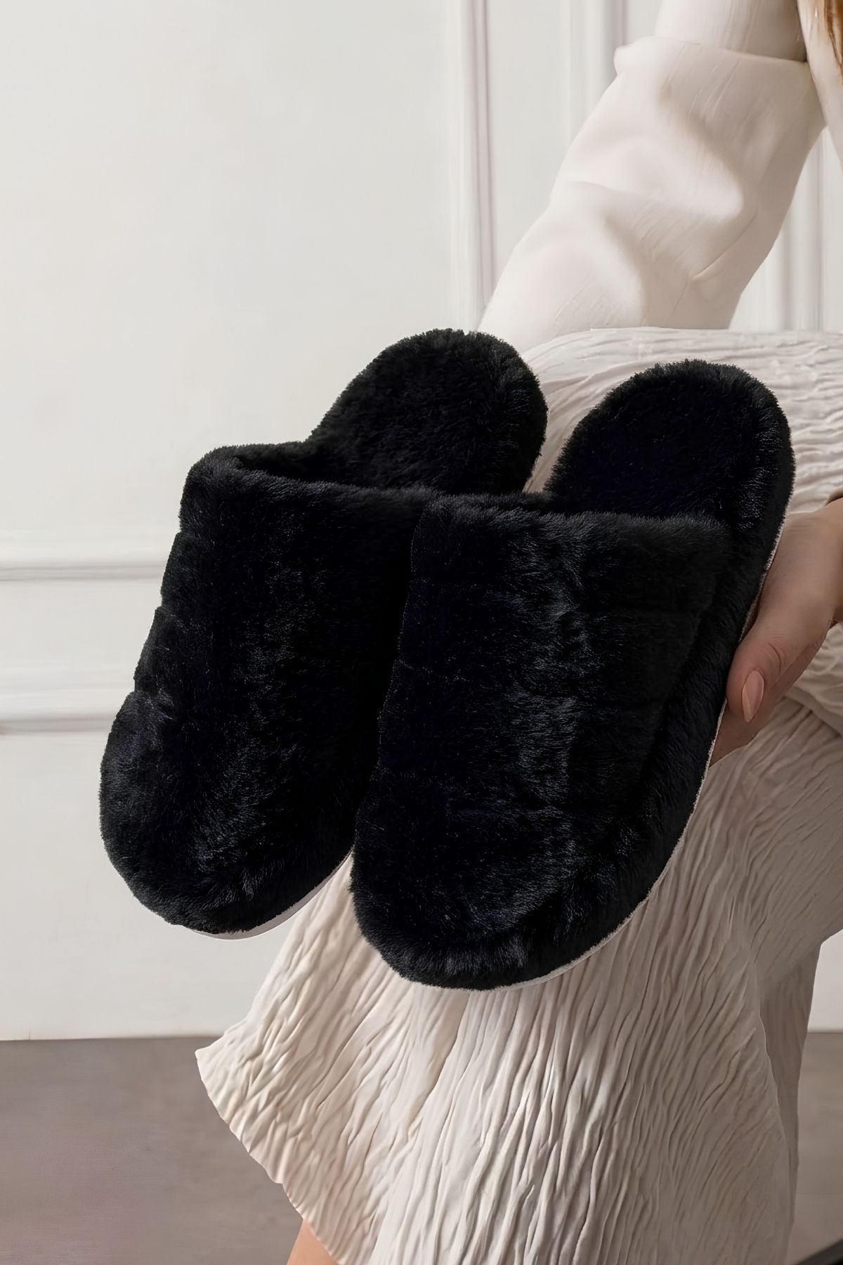 Plampi Siyah Çizgi Detaylı Peluş Kadın Kışlık Ev Terliği