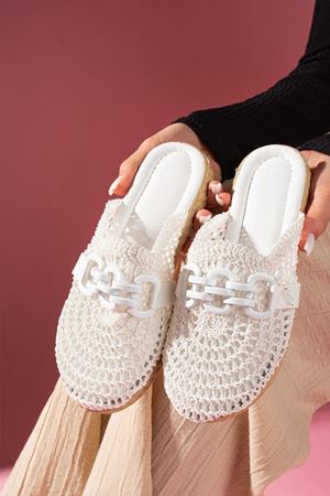 Rosetta Beyaz Renkli Tokalı Dairesel Hasır İşlemeli Önü Kapalı Terlik 