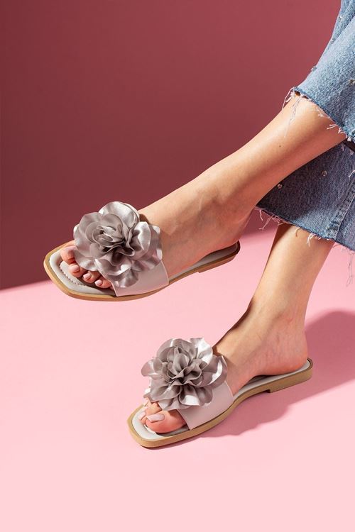 Vedora Gri Kumaş Gül Aksesuarlı Terlik
