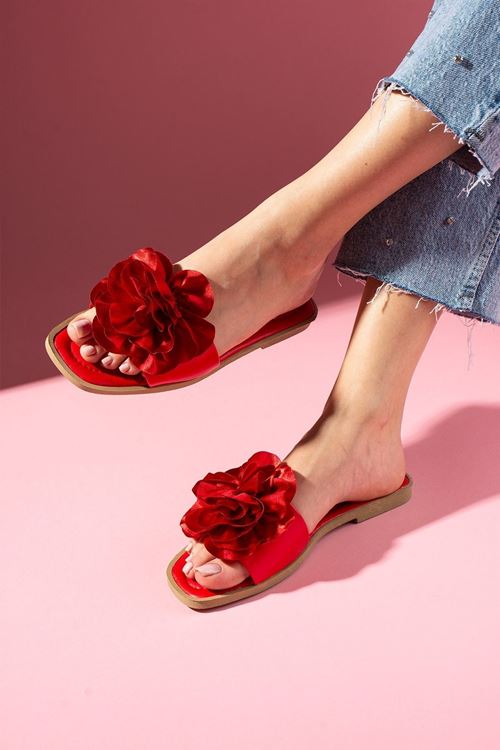 Vedora Kırmızı Kumaş Gül Aksesuarlı Terlik 