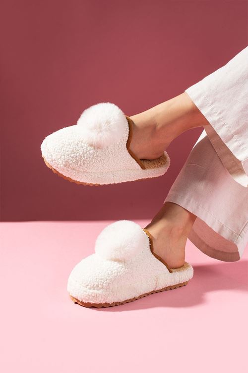 Poffina Beyaz Ponponlu Saraç Detaylı Sessiz Taban Ev Terliği