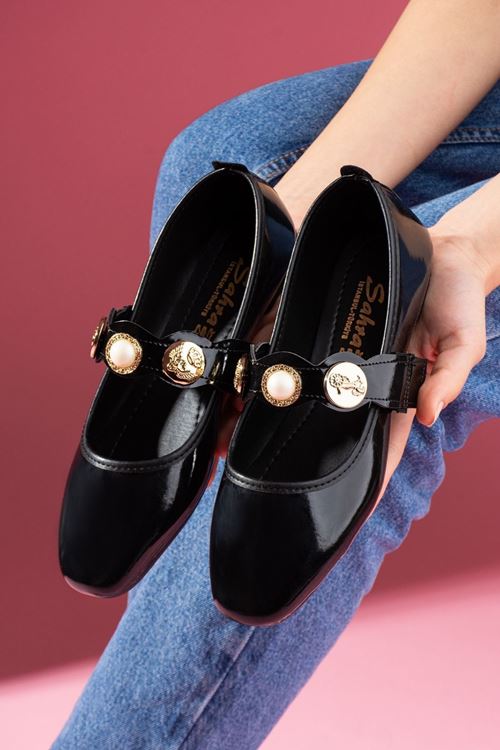 Milena Siyah Rugan İnci ve Mühür Aksesuar Bantlı Babet