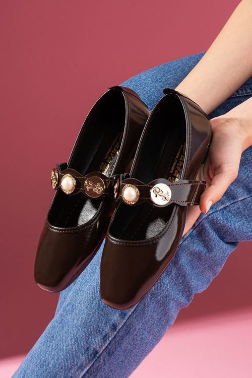 Milena Kahverengi Rugan İnci ve Mühür Aksesuar Bantlı Babet