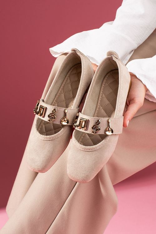 Melora Bej Süet Gold Nota Aksesuar Bantlı Babet