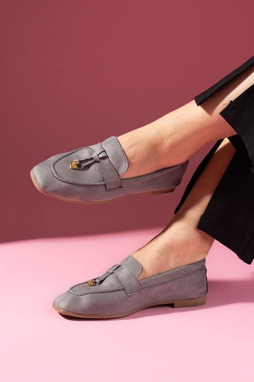 Viona Gri Süet Saraçlı Mini Fiyonk Aksesuarlı Loafer Babet