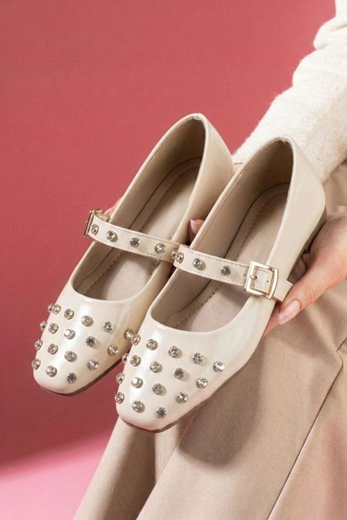 Brilla Bej Kırışık Rugan Kristal Zımba Taşlı Kemer Bantlı Premium Babet