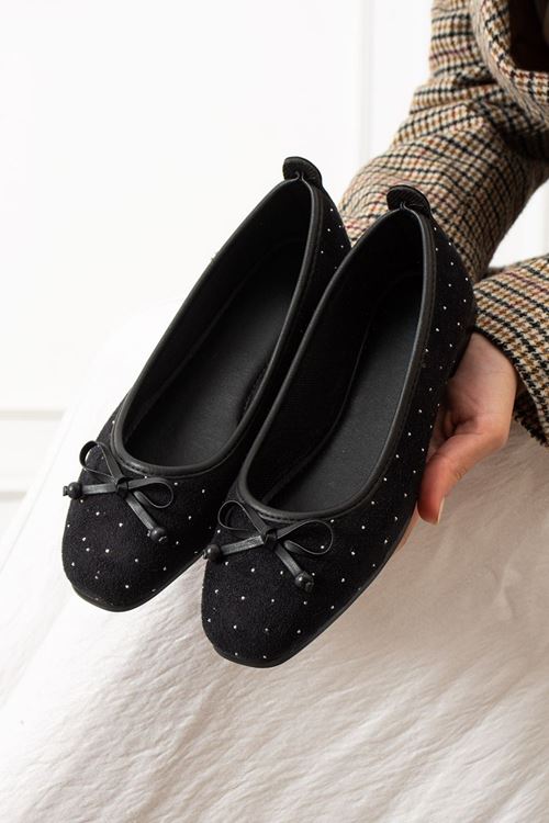 Fiora Siyah Süet Mini Taşlı Fiyonklu Ahşap Boncuk Detaylı Babet