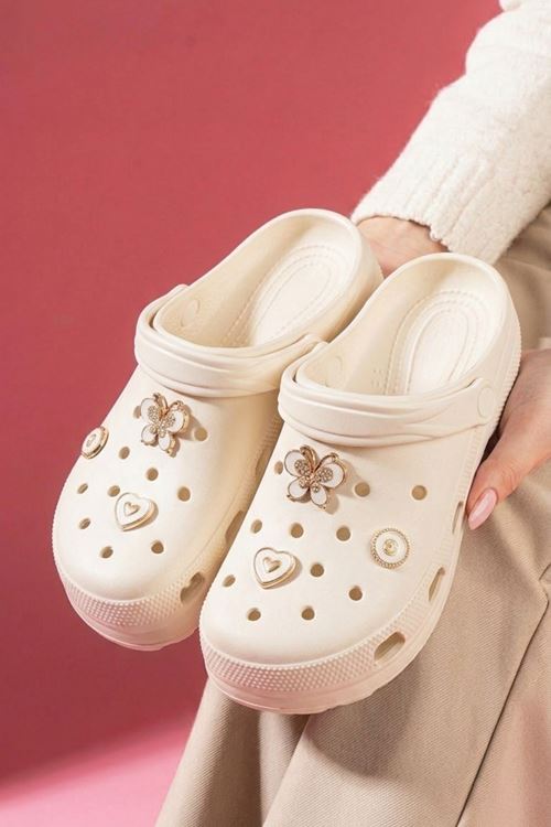 Ronda Bej Kelebek Kalp Aksesuarlı Delikli Önü Kapalı Islak Zemin Terlik ve Sandalet