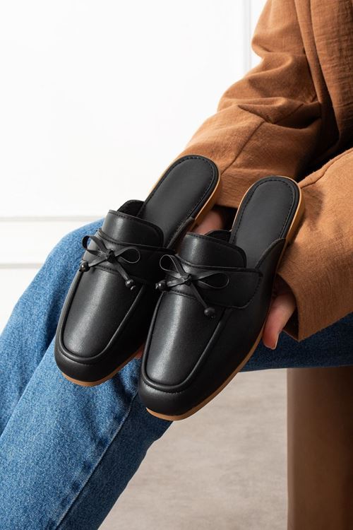 Piera Siyah Cilt Fiyonklu Ahşap Boncuk Detaylı Önü Kapalı Terlik