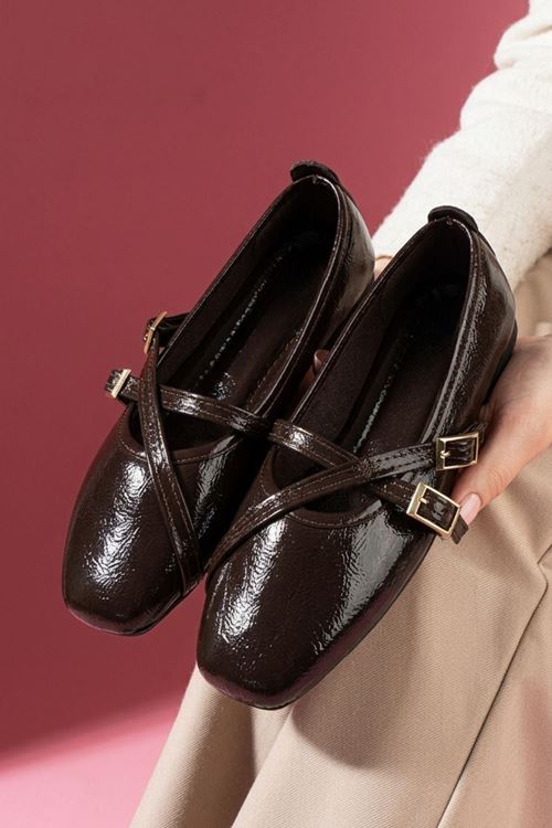 Lucca Kahverengi Kırışık Rugan Gold Tokalı Çapraz Kemerli Babet