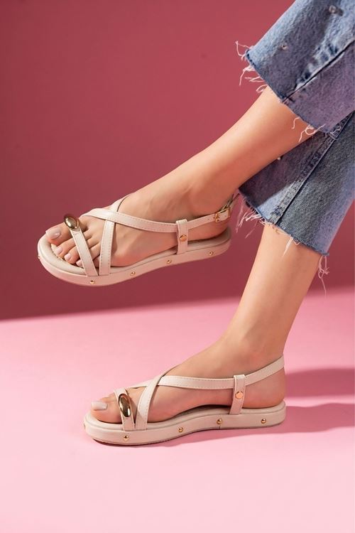 Novara Bej Kırışık Rugan Parmak Arası Damla Aksesuarlı Sandalet