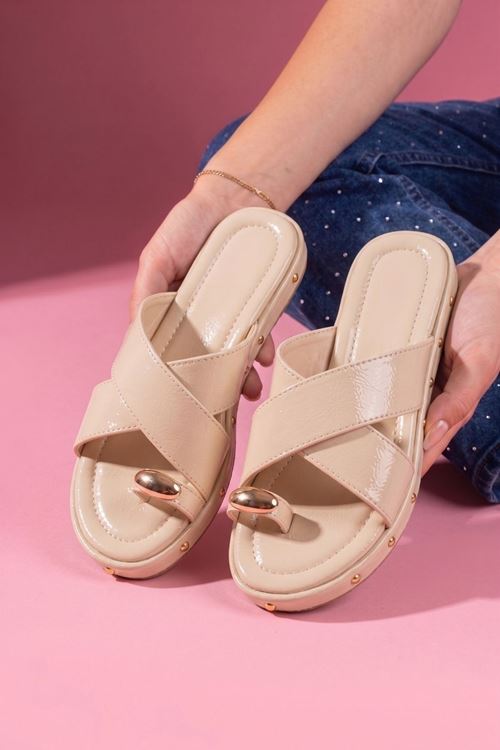 Spello Bej Kırışık Rugan Parmak Arası Damla Aksesuarlı Çapraz Bantlı Terlik