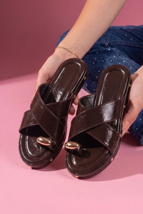 Spello Kahverengi Kırışık Rugan Parmak Arası Damla Aksesuarlı Çapraz Bantlı Terlik