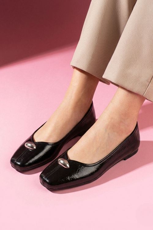 Terni Siyah Kırışık Rugan Damla Aksesuarlı Babet