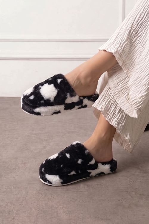 Moofy Beyaz Benekli Siyah Peluş Kadın Kışlık Ev Terliği
