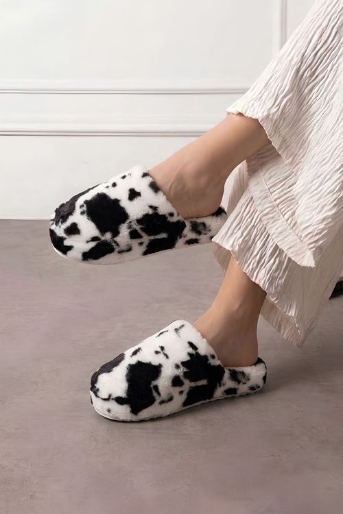 Moofy Siyah Benekli Beyaz Peluş Kadın Kışlık Ev Terliği
