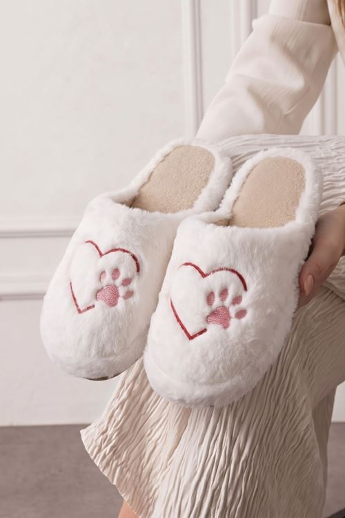 Simbola Beyaz Kalp ve Pati Nakışlı Peluş Kışlık Kadın Ev Terliği