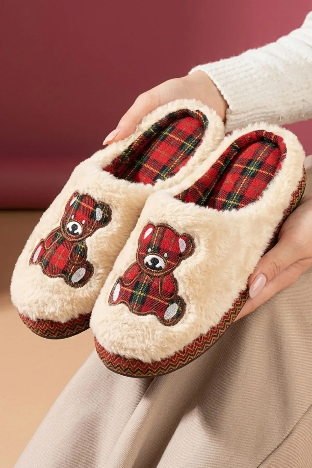 Masha Bej Ekose Ayıcık Detaylı Peluş Ev Terliği Kışlık Tüylü Kadın Terlik